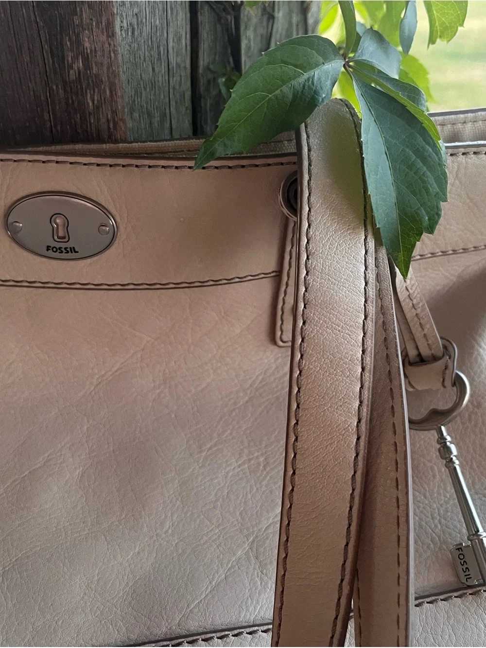 Fossil spacious shoulder